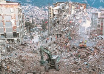 DEPREMDE 48 KİŞİNİN ÖLDÜĞÜ BİNANIN MÜTEAHHİDİ, YIKIMI “GEÇMİŞTEKİ KAZAYA” BAĞLADI