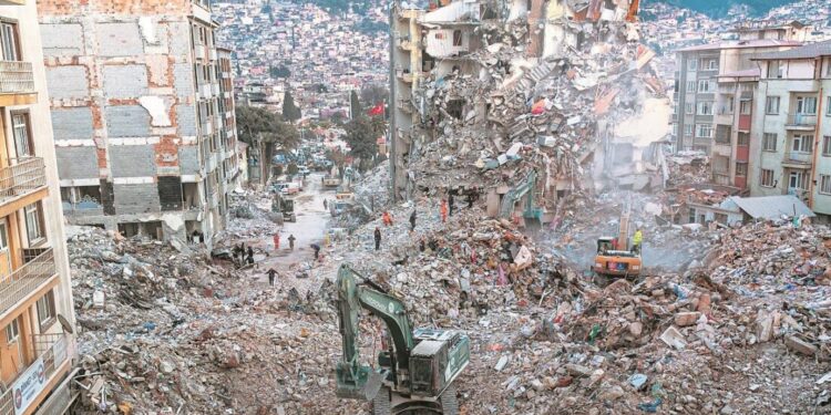 DEPREMDE 48 KİŞİNİN ÖLDÜĞÜ BİNANIN MÜTEAHHİDİ, YIKIMI “GEÇMİŞTEKİ KAZAYA” BAĞLADI