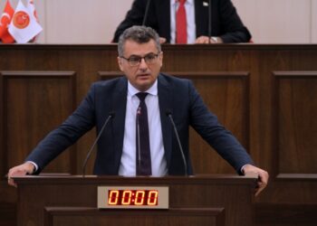 “DUVARA DOĞRU GİDİYOR KAFAMIZI VURUYORUZ”