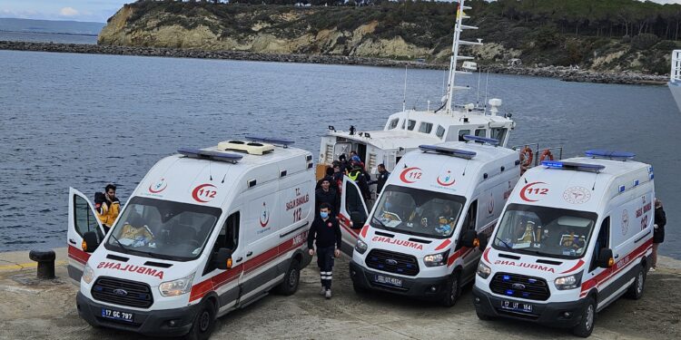 ÇANAKKALE’DE DÜZENSİZ GÖÇMENLERİ TAŞIYAN LASTİK BOT BATTI: 4’Ü ÇOCUK 16 ÖLÜ