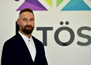 “İSTİFA EDİN!”