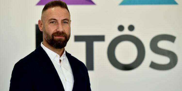 “İSTİFA EDİN!”