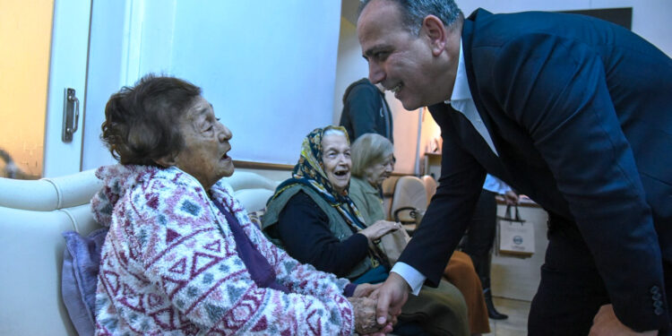 HARMANCI VE JENKİNS LEFKOŞA’DAKİ YAŞLI BAKIMEVLERİNİ ZİYARET ETTİ