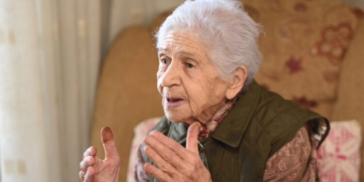 “KADIN OLMAKTAN DA ÖĞRETMEN OLMAKTAN DA MUTLUYUM AMA ANNELİĞİMDEN DAHA ÇOK…”