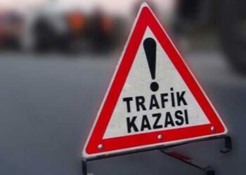 YOLDAN ÇIKAN KAMYON BAŞKA KAMYONA ÇARPTI