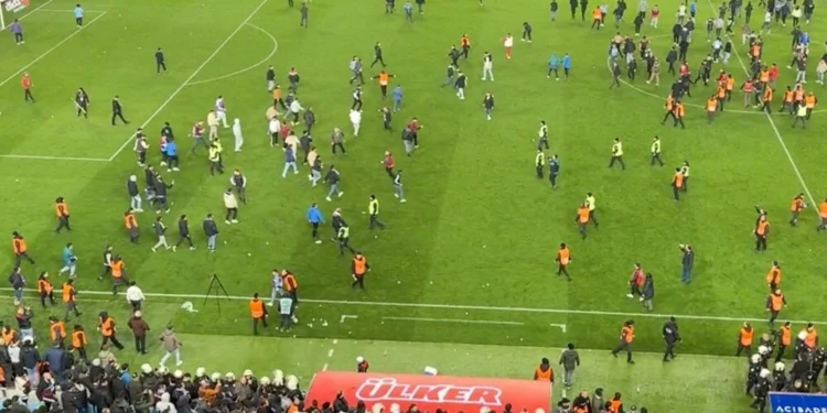 TRABZONSPOR- FENERBAHÇE MAÇINDA ÇIKAN OLAYLAR DÜNYA BASININDA