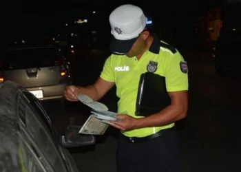 TRAFİK POLİSİNE KENDİNİ BAŞKASI DİYE TANITAN ŞAHIS TUTUKLANDI