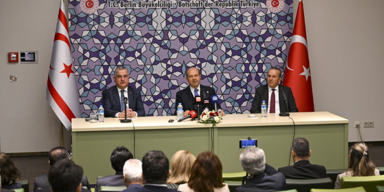 TATAR, KIBRIS MESELESİNDE EŞİTLİK TEMELİNDE İKİ DEVLETLİ ÇÖZÜM İSTEDİKLERİNİ BELİRTTİ