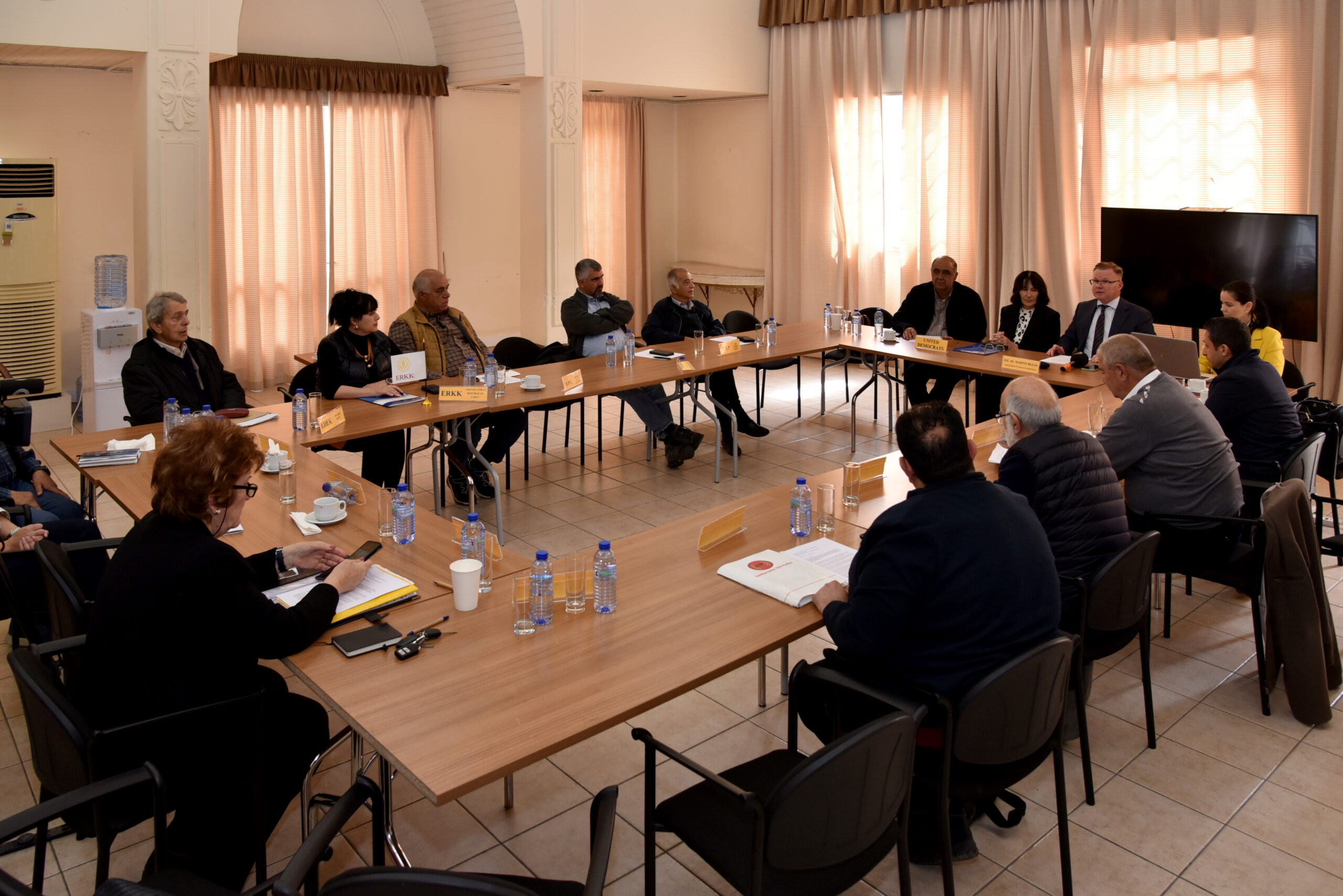 BAZI KIBRISLI TÜRK VE RUM SİYASİLER RUTİN TOPLANTILARINI YAPTILAR