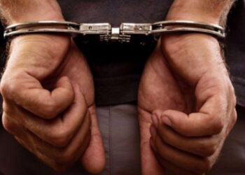 GİRNE LİMANI’NDA BİR ARACI GÜMRÜK İŞLEMLERİNİ TAMAMLAMADAN ÇIKARAN 2 KİŞİ TUTUKLANDI