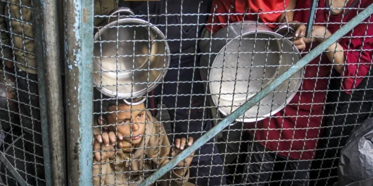 GAZZE’DE KITLIK ÇOCUKLARI ÖLDÜRÜYOR