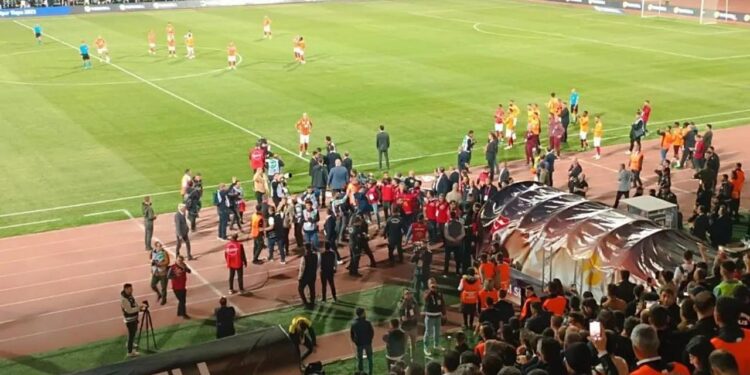 FENERBAHÇE SAHADAN ÇEKİLDİ