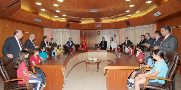 KABİNEDE KOLTUKLAR ÇOCUKLARIN