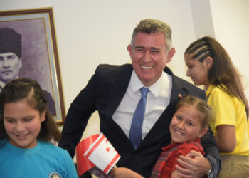 BÜYÜKELÇİ FEYZİOĞLU 23 NİSAN ÇOCUK HEYETİNİ KABUL ETTİ