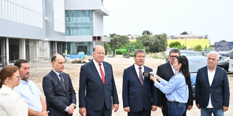 ÜSTEL YAPIMI SÜREN YENİ GİRNE HASTANESİ’NDEKİ ÇALIŞMALARI YERİNDE İNCELEDİ