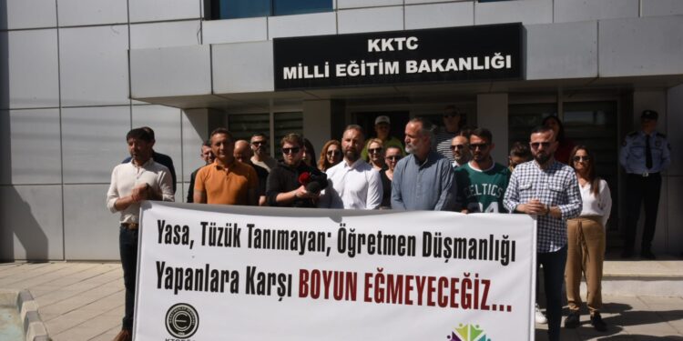 ÖĞRETMEN SENDİKALARI EYLEM YAPTI