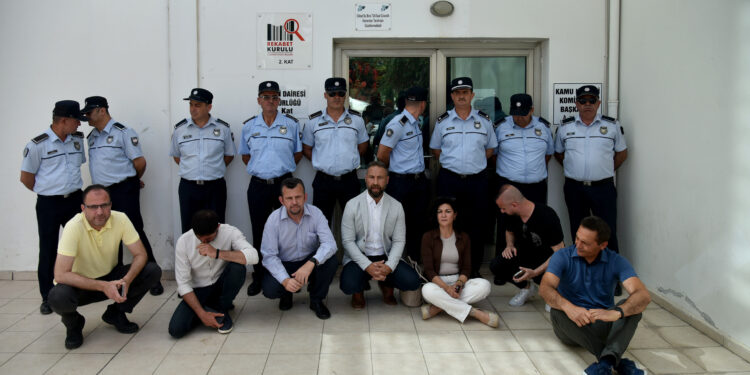 KTOEÖS VE KTÖS, KHK ÖNÜNDE OTURMA EYLEMİ YAPTI