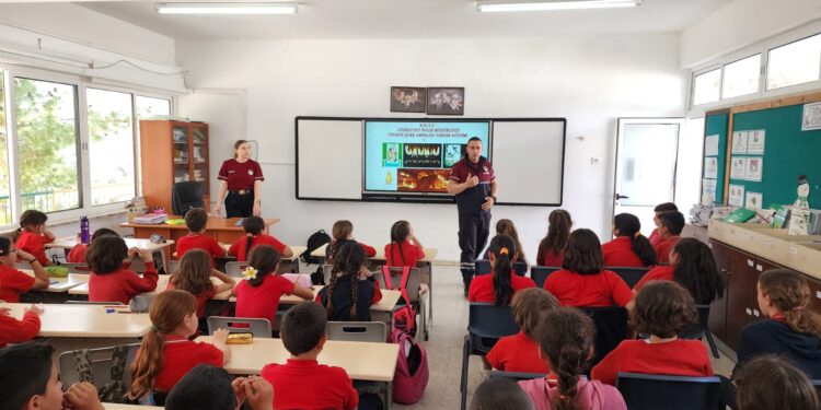 17 İLKOKULDA ÖĞRENCİLER YANGINLAR KONUSUNDA BİLİNÇLENDİRİLDİ