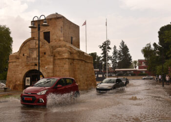 POLİSTEN YOLLARDAKİ SU BİRİKİNTİLERİ NEDENİYLE SÜRÜCÜLERE UYARI