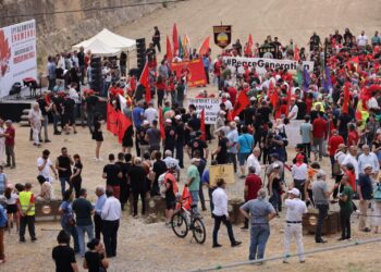 “BARIŞ VE SOSYAL ADALET İÇİN EMEKÇİLER OMUZ OMUZA”