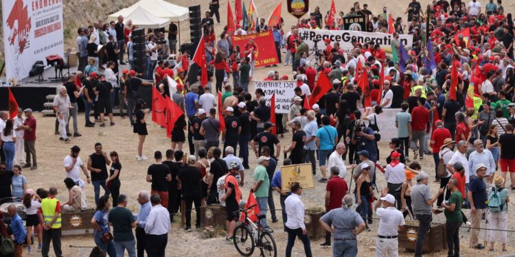 “BARIŞ VE SOSYAL ADALET İÇİN EMEKÇİLER OMUZ OMUZA”