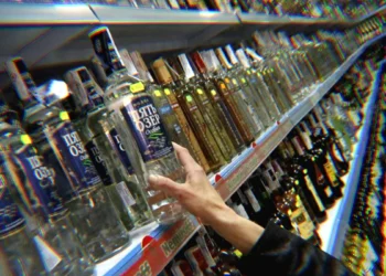 MARKETTEN İÇKİ ÇALDI TUTUKLANDI