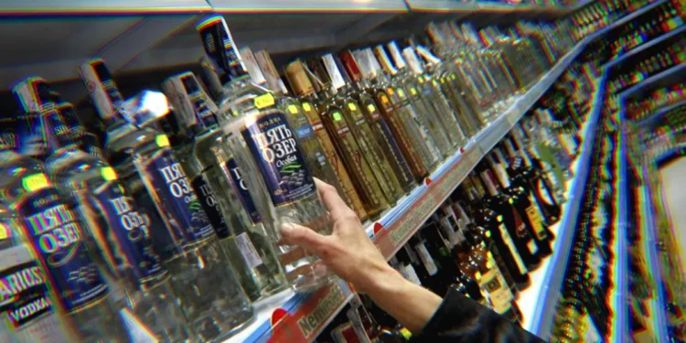 MARKETTEN İÇKİ ÇALDI TUTUKLANDI