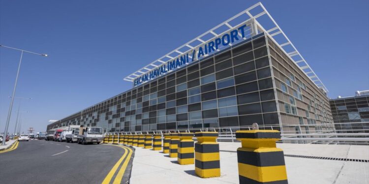 HAVA TRAFİK KONTROTÖRLERİNİN EYLEMİ 60 GÜN SÜREYLE ERTELENDİ