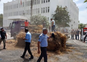 HAYVANCILARIN EYLEMİ DEVAM EDİYOR, YAKILACAK BALYALAR BAŞBAKANLIK ÖNÜNDE