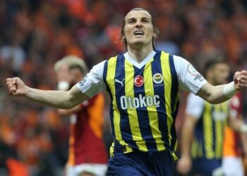 FENERBAHÇE 10 KİŞİ İLE KAZANDI ŞAMPİYONLUK SON MAÇA KALDI