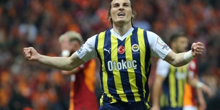 FENERBAHÇE 10 KİŞİ İLE KAZANDI ŞAMPİYONLUK SON MAÇA KALDI