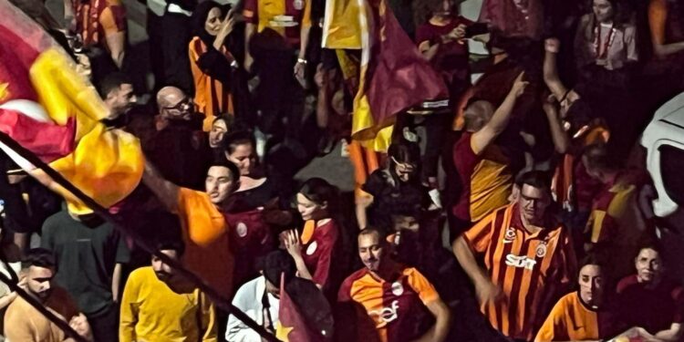 YER GÖK SARI KIRMIZI