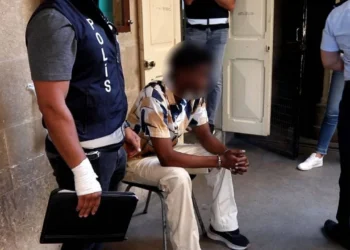 POLİS ARACININ CAMINI KIRDI