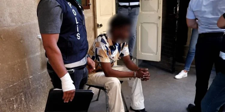 POLİS ARACININ CAMINI KIRDI