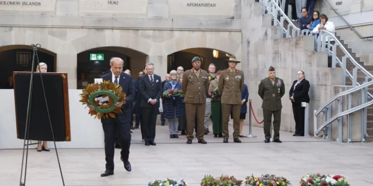 TATAR AVUSTRALYA SAVAŞ ANITI’NA ÇELENK KOYDU