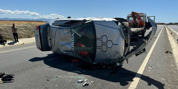 GÖNYELİ’DE ARÇ TAKLA ATTI SÜRÜCÜ YARALANDI