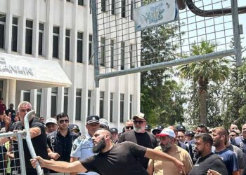 SENDİKALARIN DA DESTEK VERDİĞİ EYLEMDE BAŞBAKANLIK KAPISI YENİDEN KIRILDI