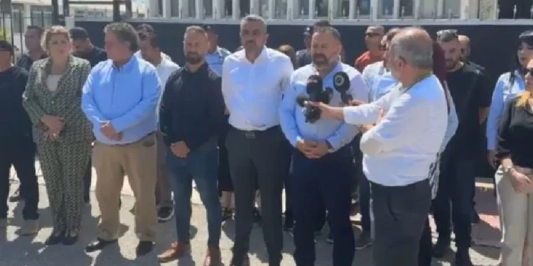 CEZAEVİNDEKİ GREVLE İLGİLİ BAŞBAKANLIK ÖNÜNE GİDEN SENDİKALAR BAŞBAKAN İLE GÖRÜŞTÜ