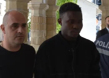 LEVYE İLE CAM KIRDI BİR MİLYONDAN FAZLA PARA ÇALDI