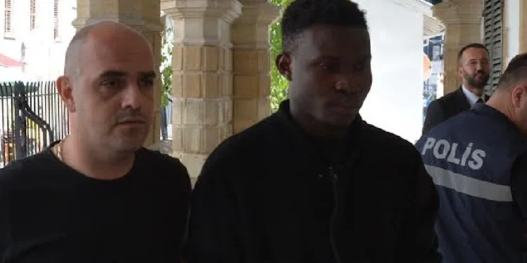 LEVYE İLE CAM KIRDI BİR MİLYONDAN FAZLA PARA ÇALDI