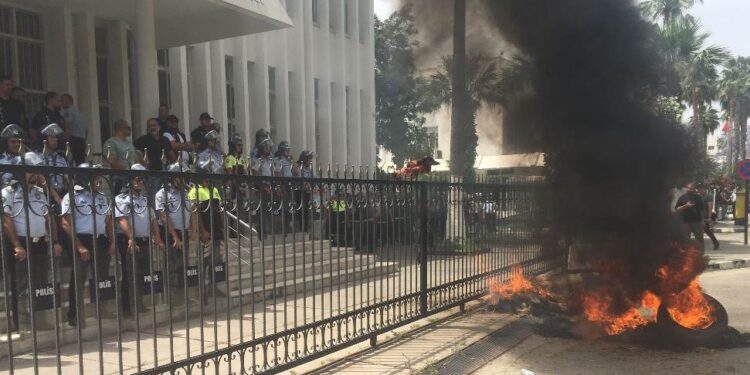 ULAŞTIRMA BAKANLIĞI ÖNÜNE BÜYÜKBAŞ HAYVAN KELLESİ ASTILAR LASTİK YAKTILAR
