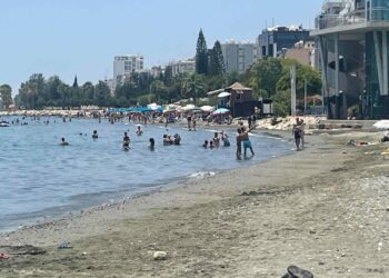 PLAJLAR DOLU SEÇİME KATILIM ŞİMDİLİK DÜŞÜK