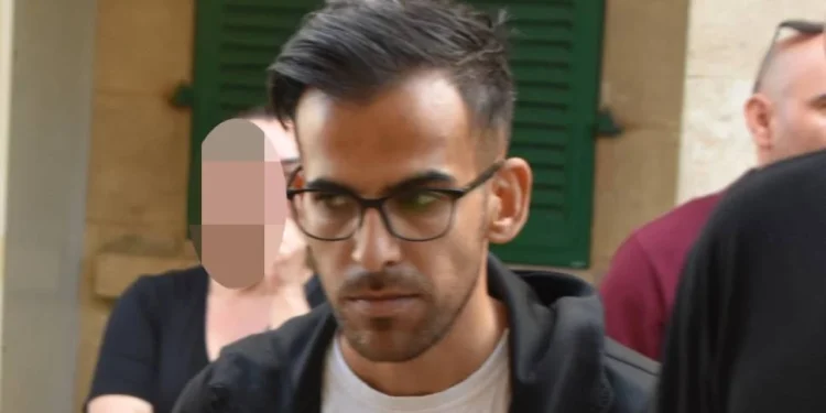 KASADA MÜŞTERİDEN ALDIĞI PARAYI TASARRUFUNA GEÇİRDİ