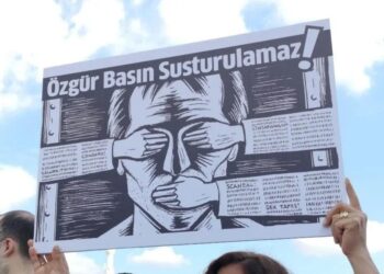 GAZETECİLERİN KEYFİ BİR ŞEKİLDE TUTUKLANMASI DEMOKRATİK DEĞERLERİN YITİRİLMESİ ANLAMINA GELİR