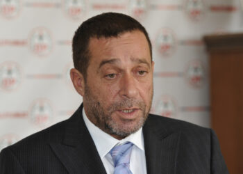 HALK VE YÖNETİCİLER ARASINDA BÜYÜK KOPUKLUK VAR