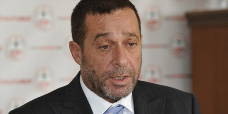 HALK VE YÖNETİCİLER ARASINDA BÜYÜK KOPUKLUK VAR