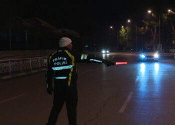 TRAFİK KONTRÖLÜ İÇİN DURDURULDULAR UYUŞTURUCUDAN TUTUKLANDILAR