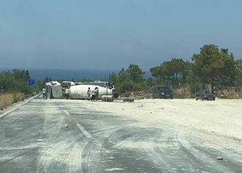 BETON MİKSERİ DEVRİLDİ BİR KİŞİ YARALANDI