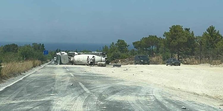 BETON MİKSERİ DEVRİLDİ BİR KİŞİ YARALANDI