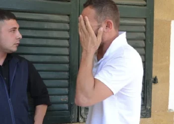 BABA OĞUL YOLDAN GEÇEN BİR KİŞİYİ DARP ETTİLER